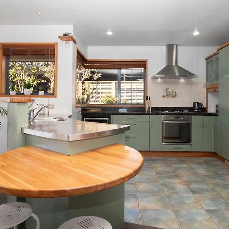 Villa Beachfront Bliss On Wanaka Terrace Support Local New Plymouth Exterior foto